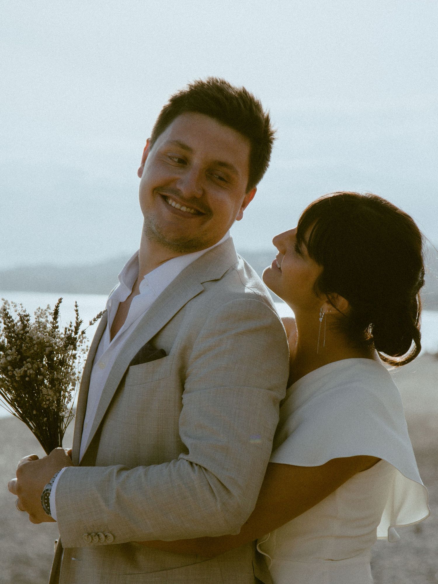 Découvrez le mariage de Margaux & Alexandre. De la mairie de Nice, à la promenade des anglais, puis à l'emblématique Castel Plage