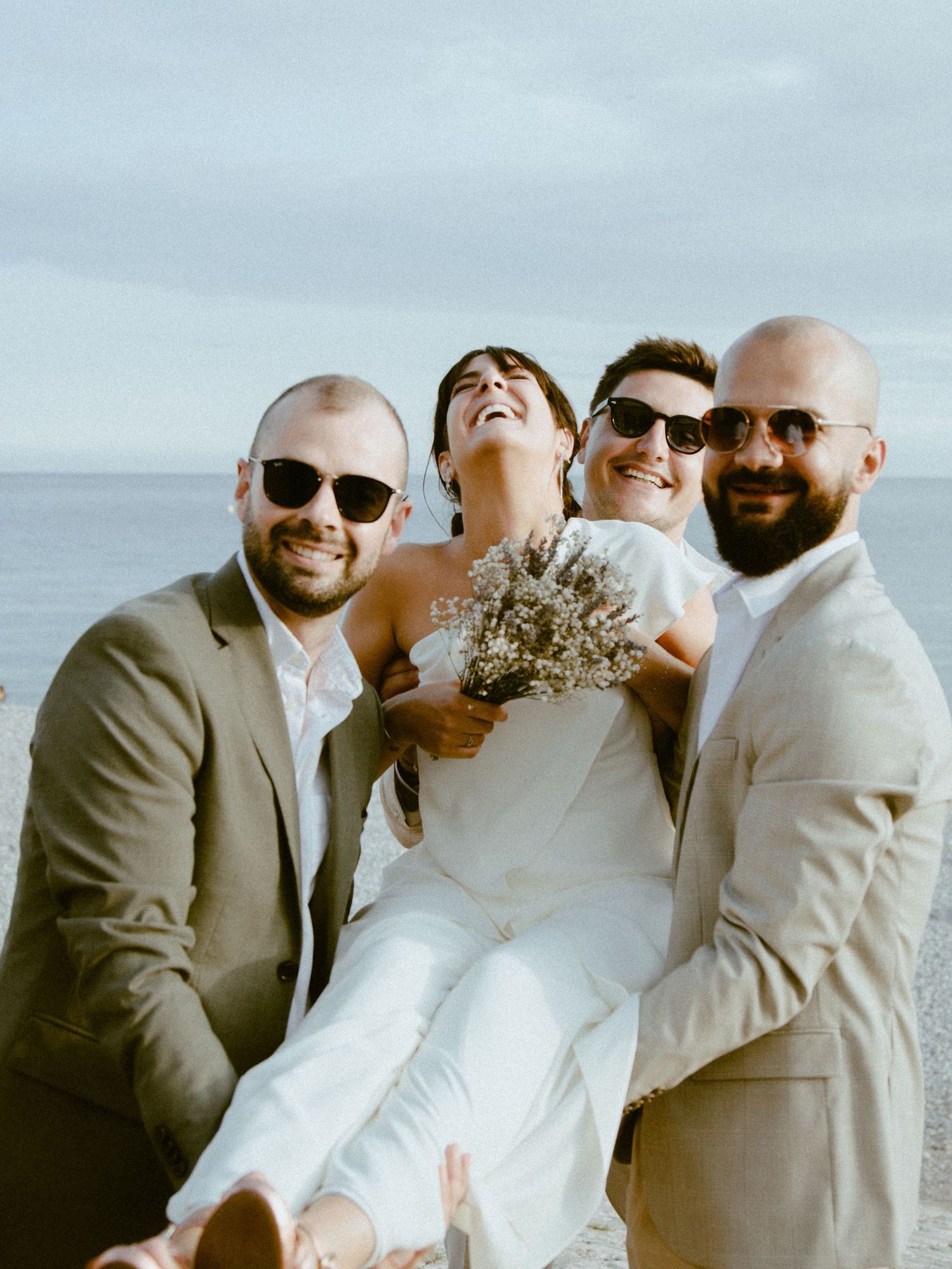 Découvrez le mariage de Margaux & Alexandre. De la mairie de Nice, à la promenade des anglais, puis à l'emblématique Castel Plage