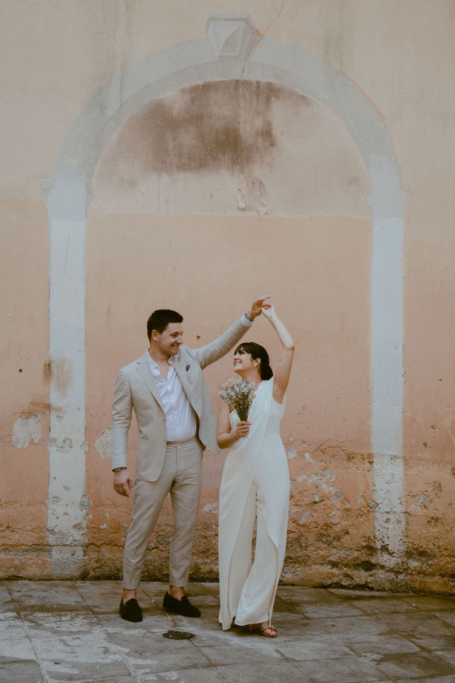 Découvrez le mariage de Margaux & Alexandre. De la mairie de Nice, à la promenade des anglais, puis à l'emblématique Castel Plage