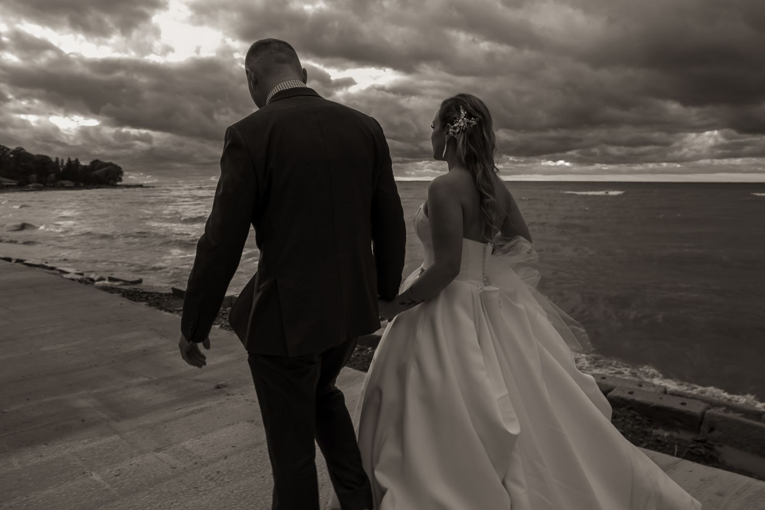 b&w wedding couple beach walking picture