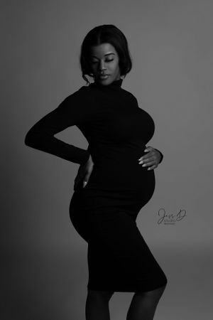 Black and white portrait. Chicago Maternity Photographer at Jess D Studio