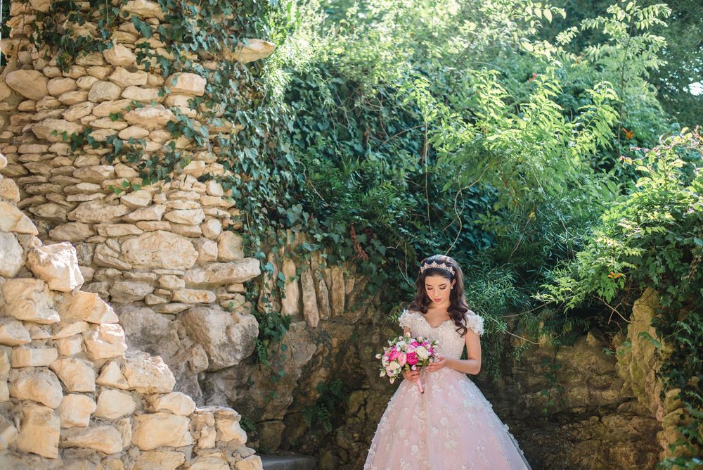 girl holding bouquet. formal photo shoot. japanese garden. San Antonio, Texas. wedding photographer