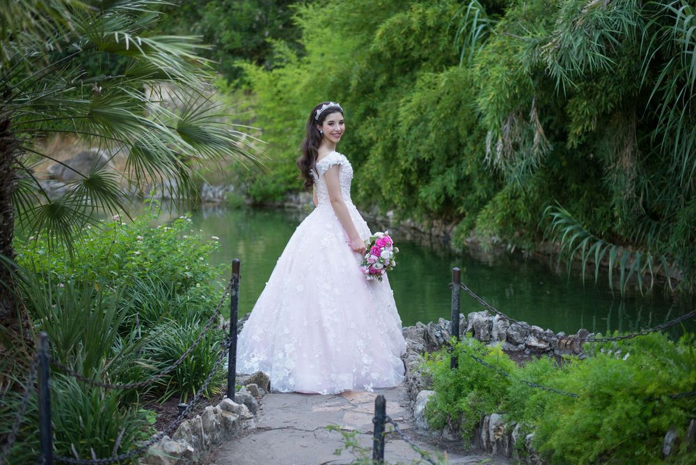 formal photo shoot. girl holding bouquet. japanese garden. San Antonio, Texas. wedding photographer