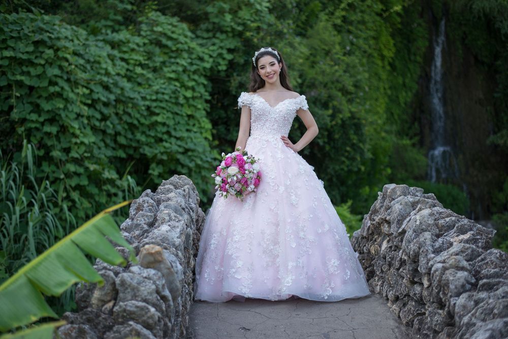 girl posing with flower bouquet. japanese garden. San Antonio, Texas. wedding photographer
