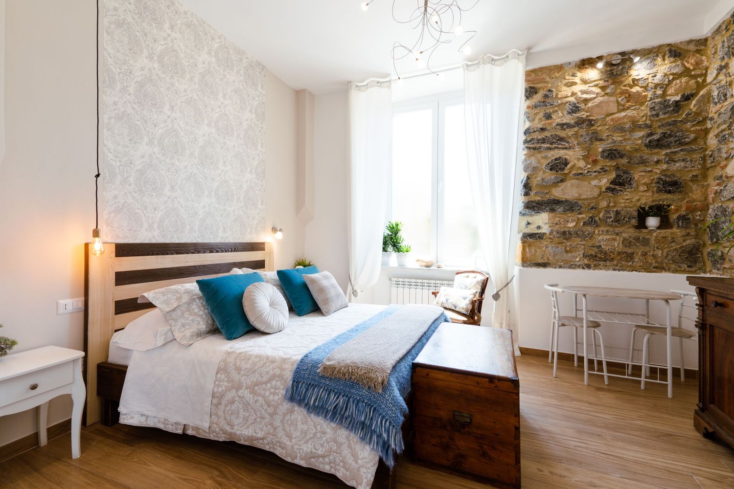 Servizio fotografico di interni per strutture ricettive come agriturismi bed and breakfast e hotel stanza con letto e dettagli
