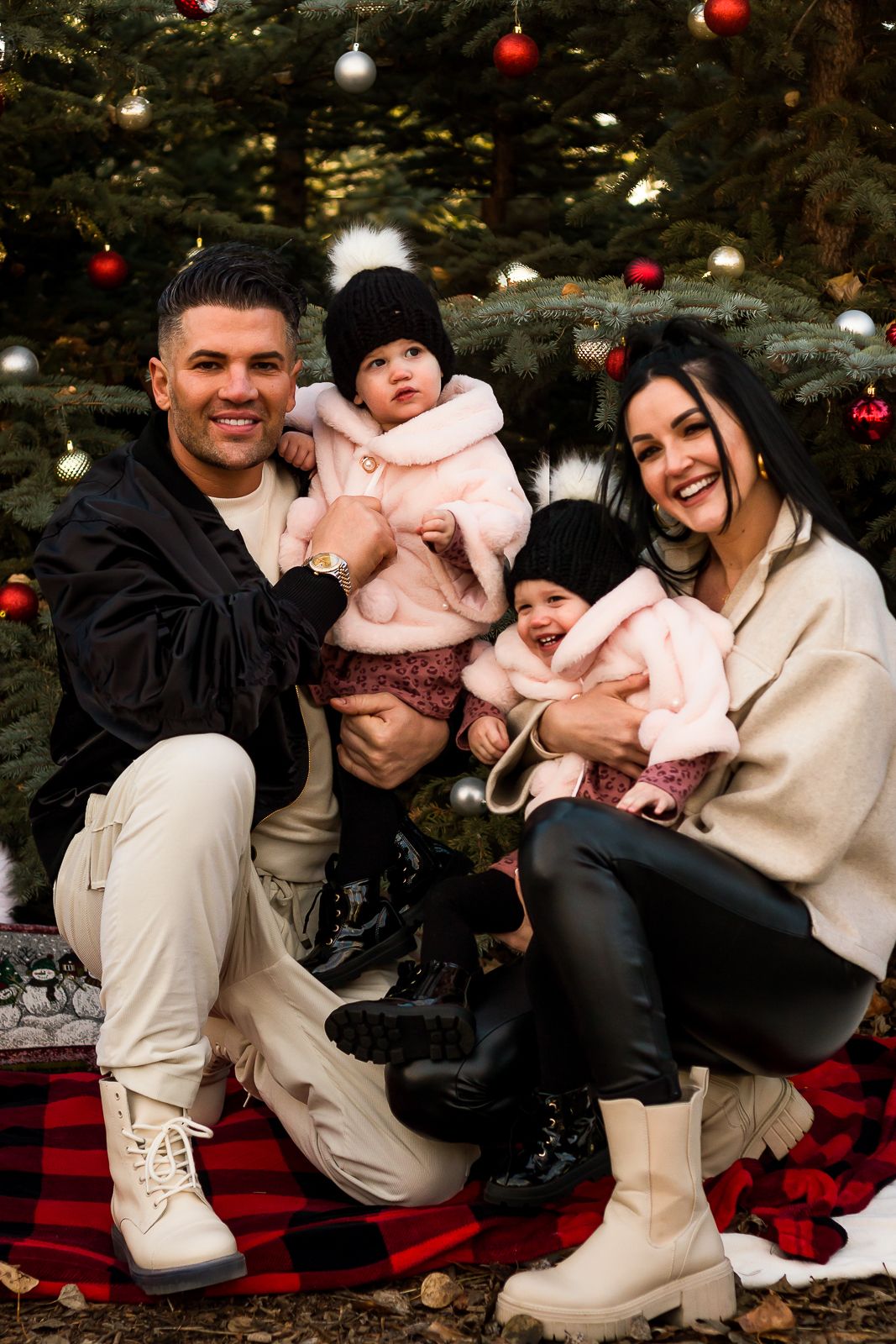 Outdoor Christmas mini session in Calgary by Love & Sunshine Photography