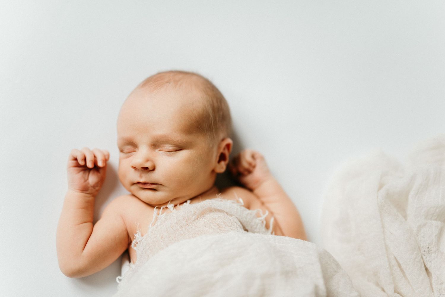 Newborn-kuvaus Tampereella, jossa vauva makoilee viltillä.
