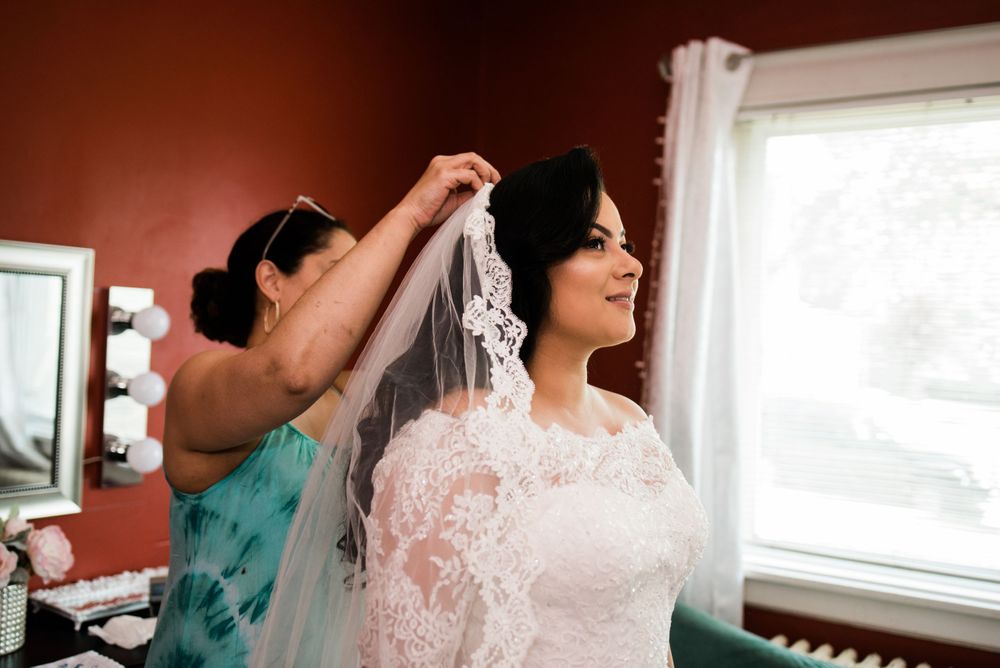 bride getting veil on