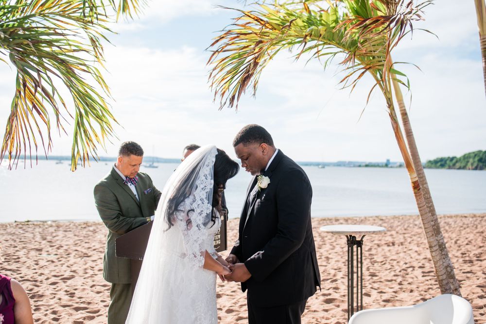 groom and bride praying