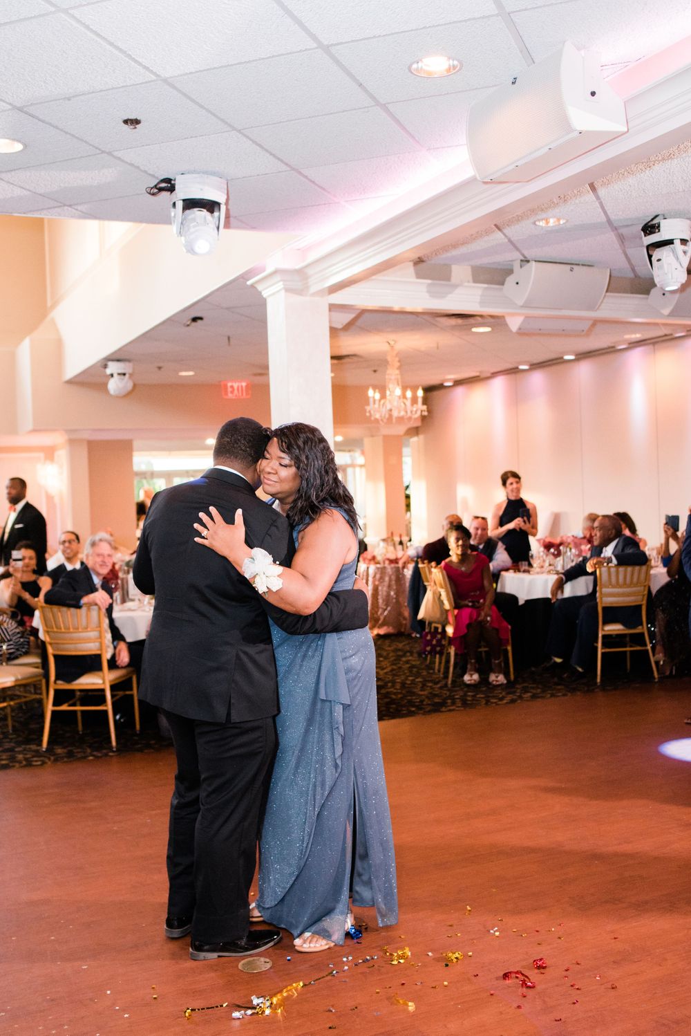 groom and mother dance