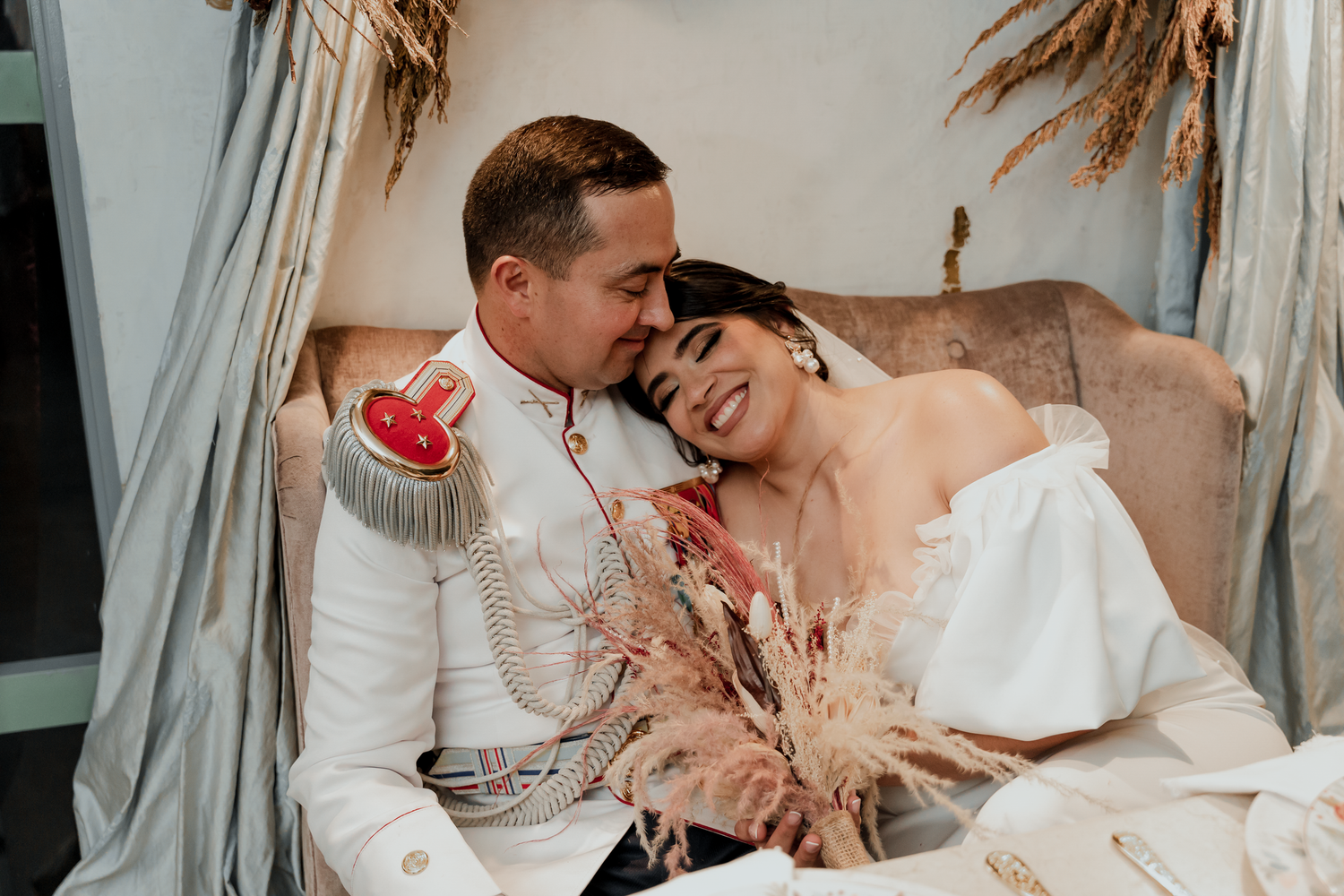 Novios abrazados al atardecer, capturados por un fotógrafo de bodas profesional con estilo romántico en Valledupar, Cesar.