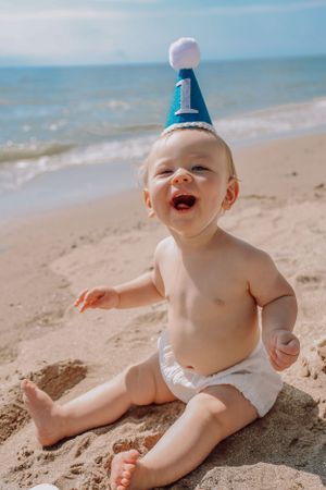 Family photographer Michigan 1st birthday photoshoot cake smash Monroe