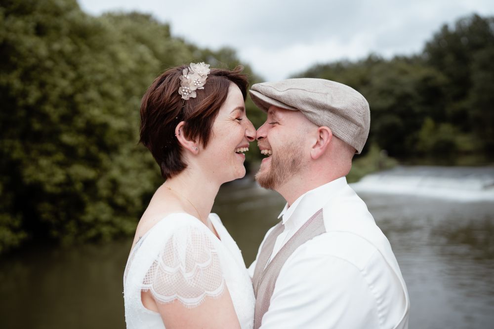 Photo de couple bord de sarthe, mariage