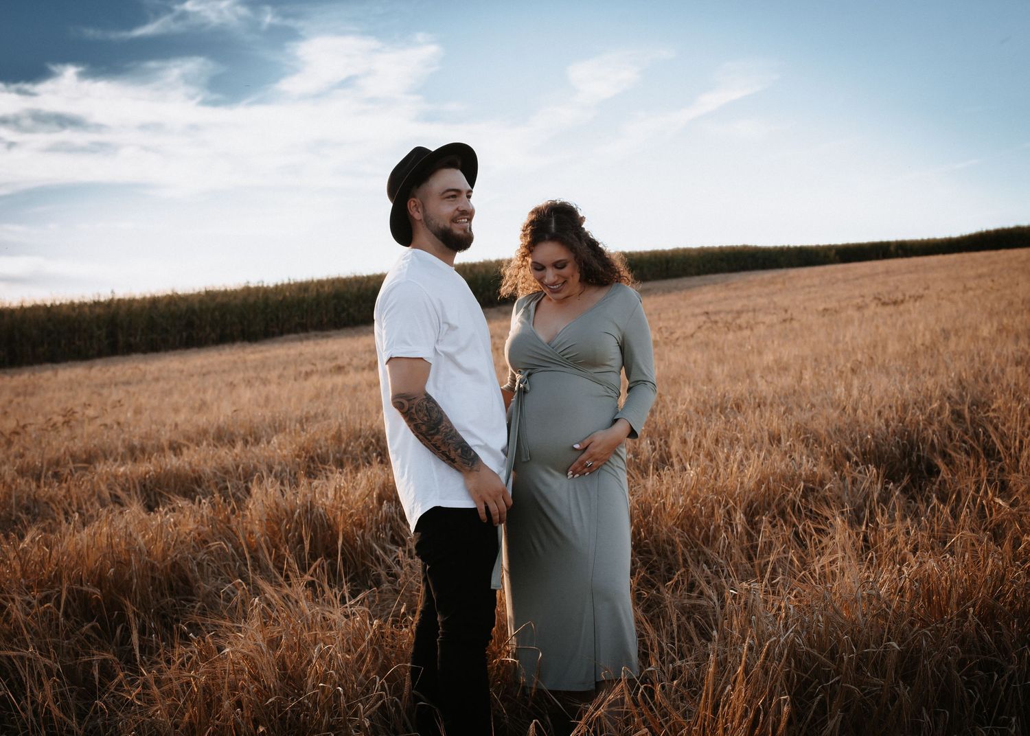 Baby-, Familien- & Babybauchshootings mit Herz. Natürlich, warm, entspannt. Bei euch Zuhause oder Outdoor. Termin einfach online anfragen.