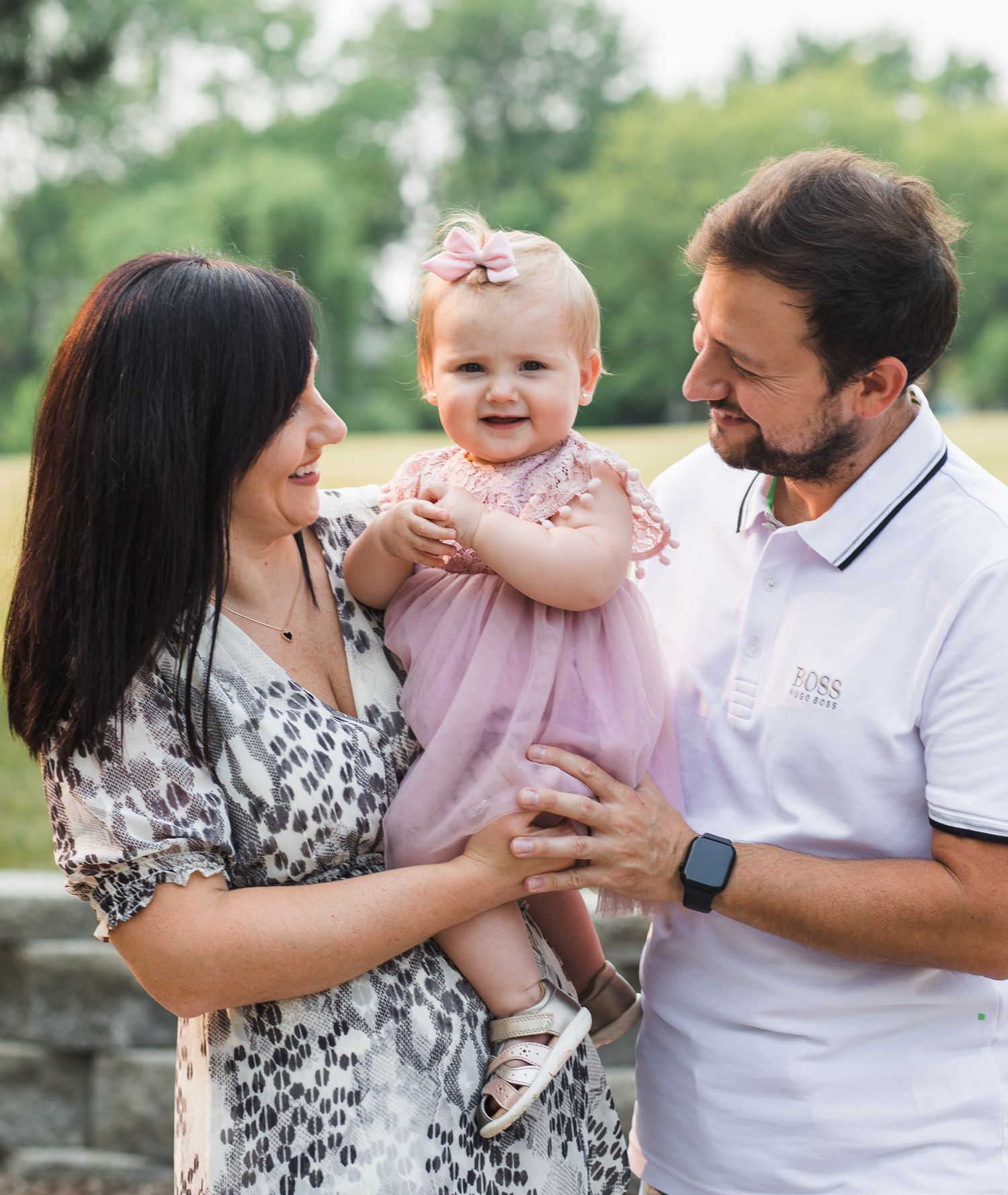 mom, dad and baby outdoor family picture, family photographer in schaumburg