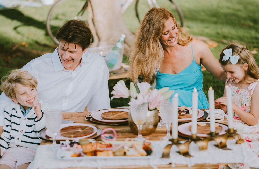 anniversary picnic family photoshoot