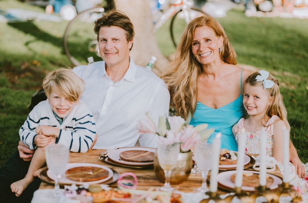 anniversary picnic family photoshoot