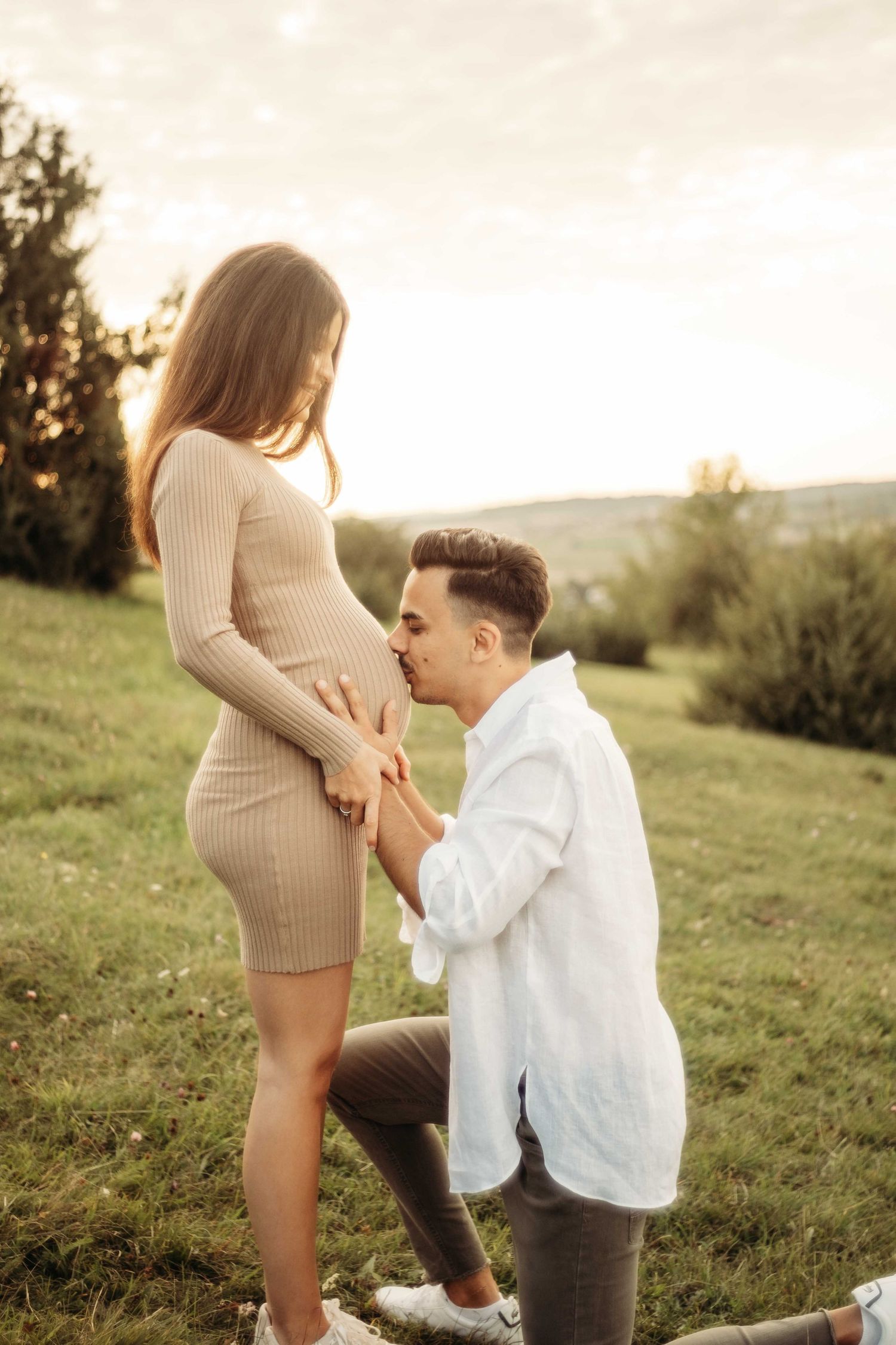 Hochzeitsfotograf Tübingen – romantisches Brautpaar bei Sonnenuntergang im Grünen.