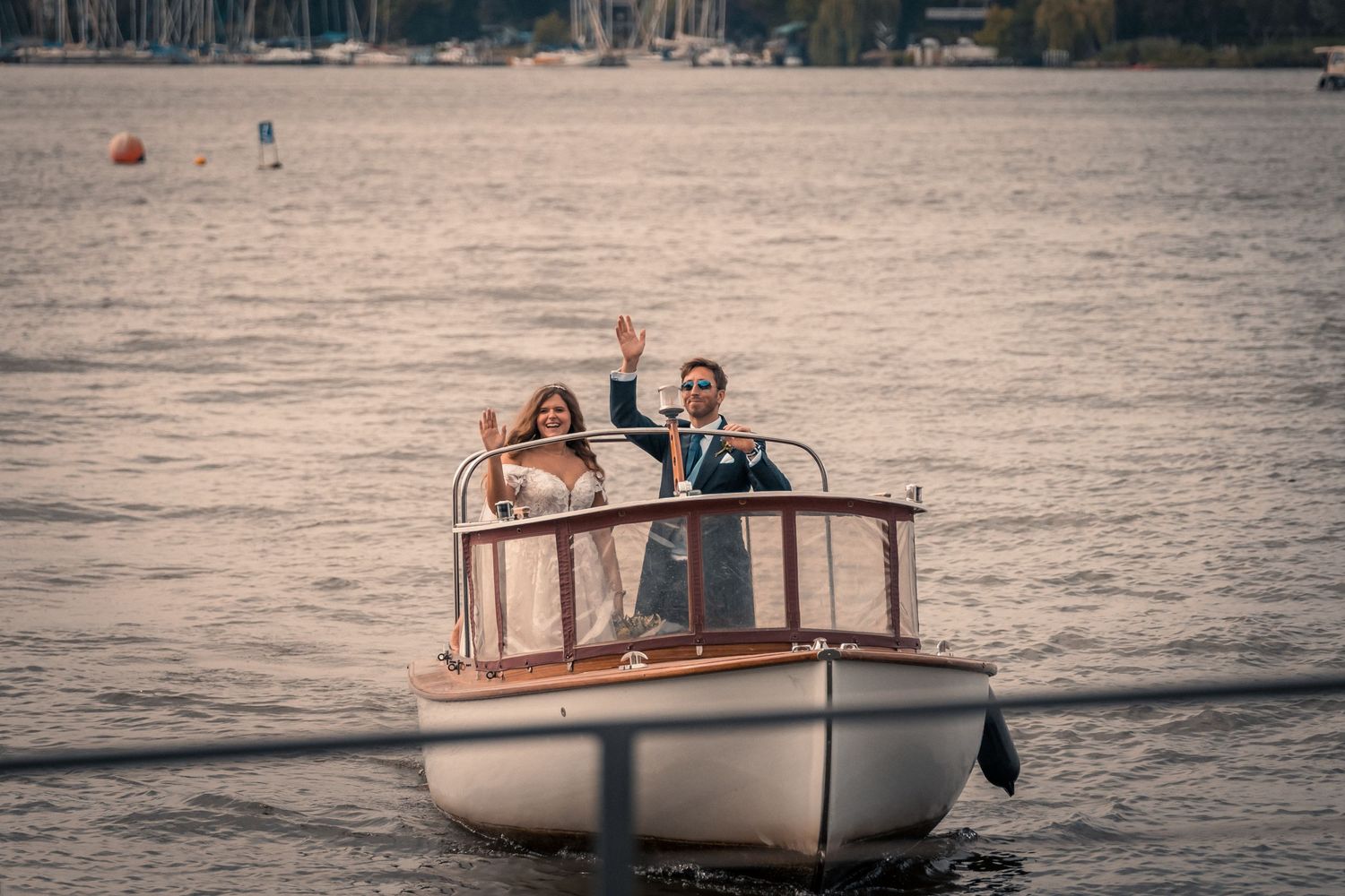 Villa Blumenfisch Hochzeit - Brautpaar Bilder am Motorboot am Wannsee, Hochzeitsfotos am Blumenfisch