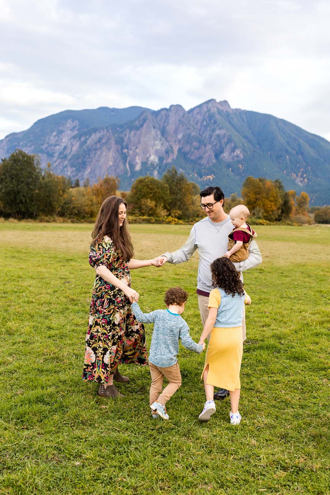Photographer captures family playing ring around the rosy in North Bend.