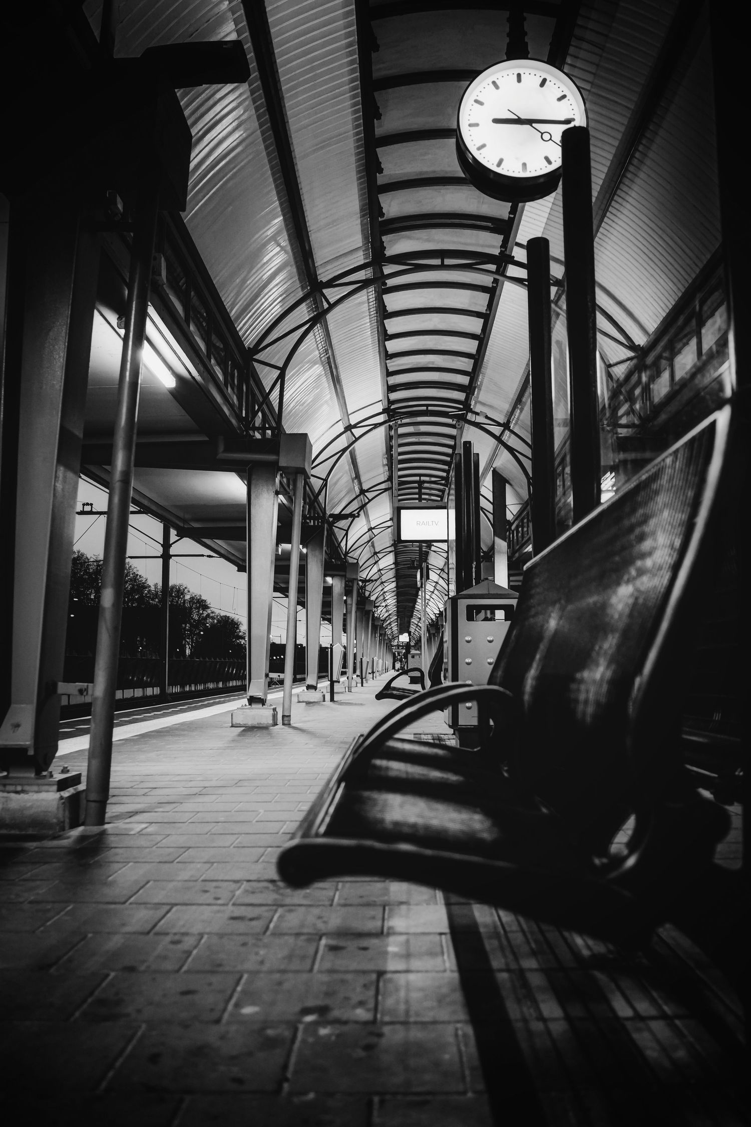Een foto van een verlaten perron op het station