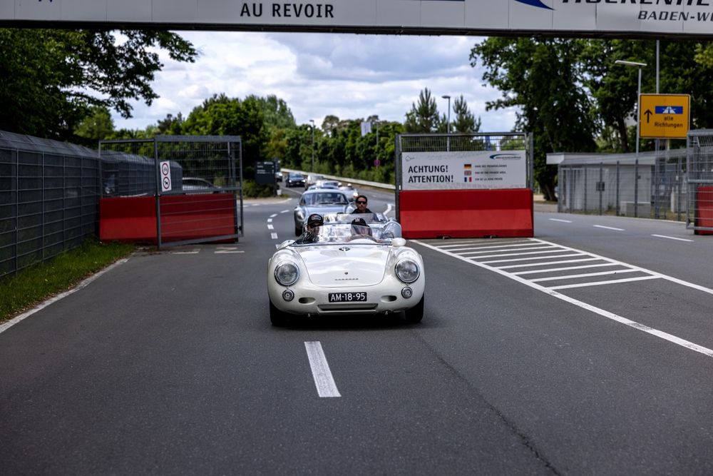 Mehrere Klassische Porsche Oldtimer der R-Gruppe hintereinander fahrend.