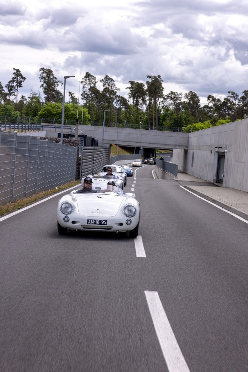 Mehrere Klassische Porsche Oldtimer der R-Gruppe hintereinander fahrend.
