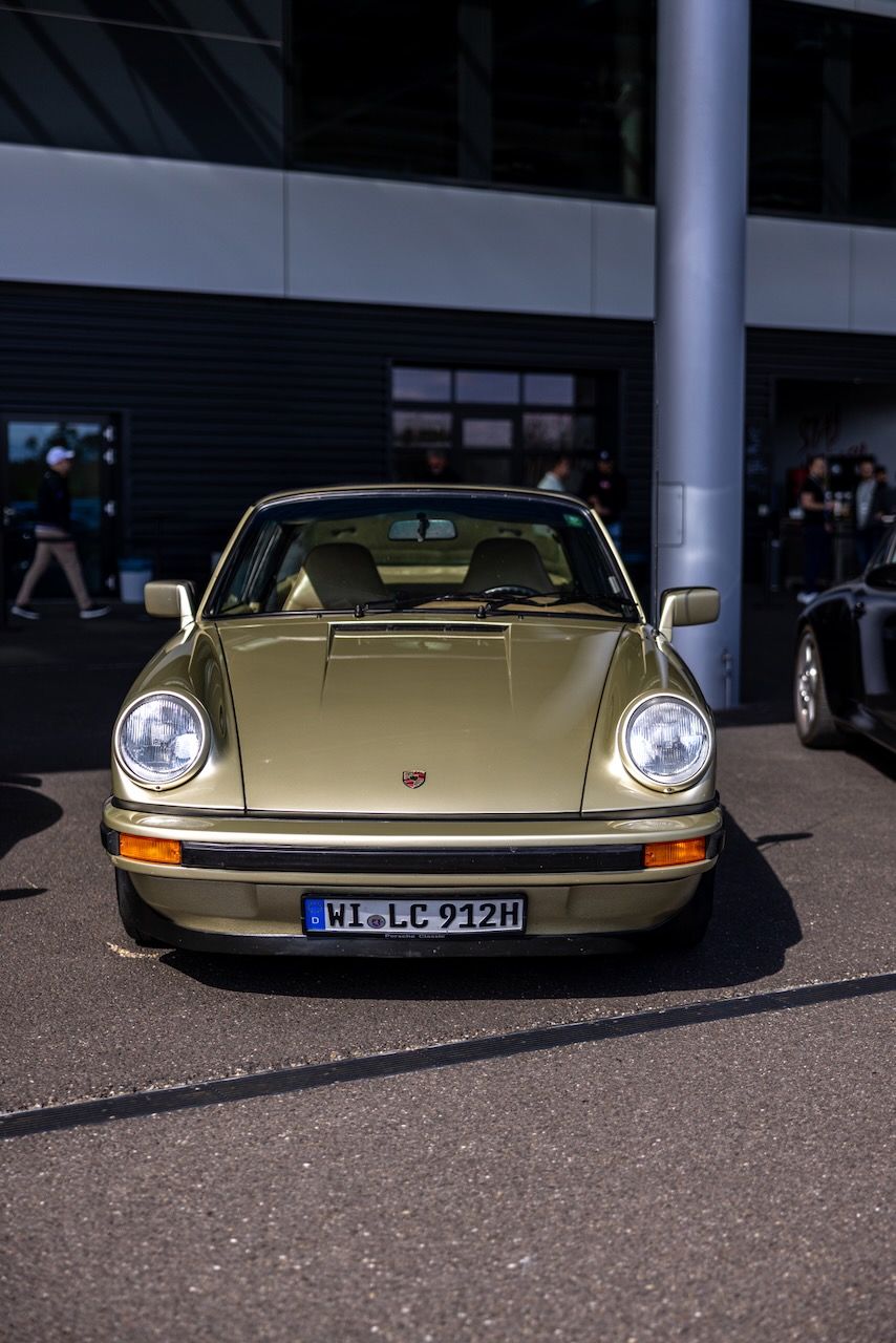 Klassischer luftgekühlter Porsche 911 auf dem Parkplatz des PEC Hockenheim.