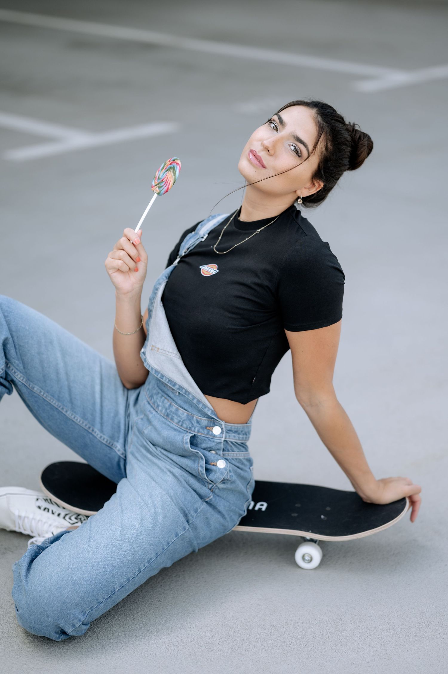Portraitshooting Ravensburg Model auf Skatebord Jovanna Burkard KWICKSHOT