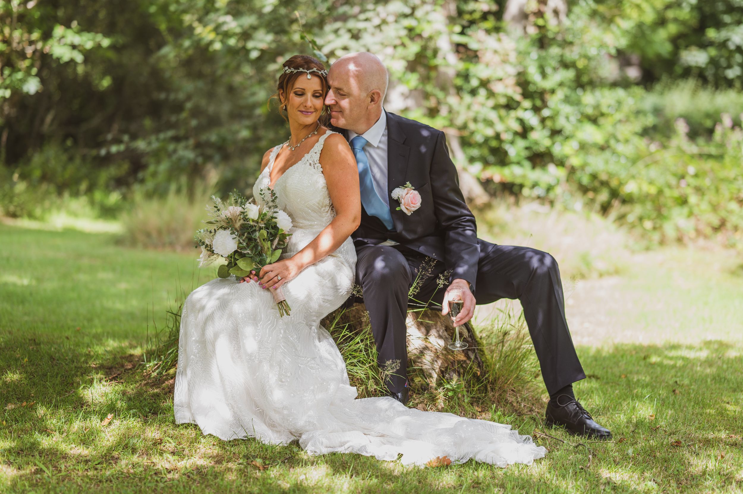 Embracing couple sitting on a tree stump
