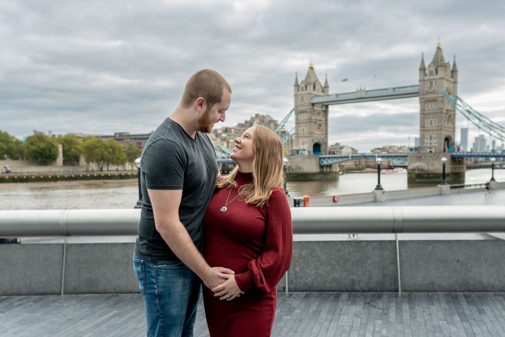 Couple holding hands in a couple photoshoot in Tower bridge