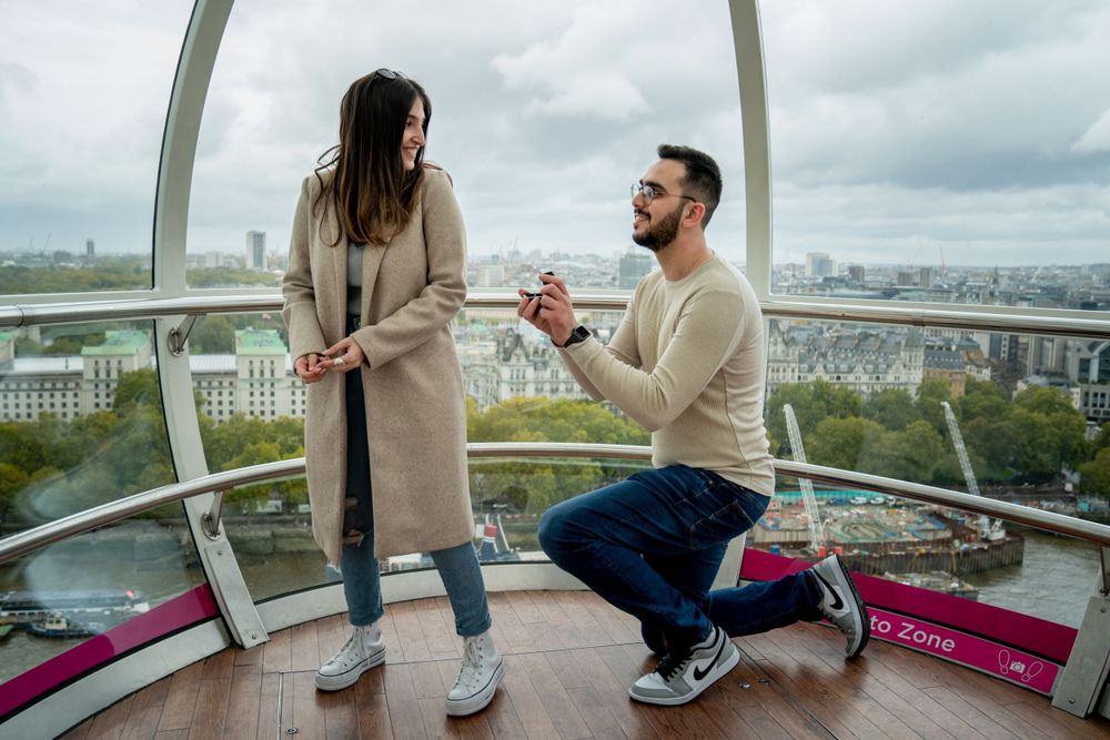 A guy propose in London eye