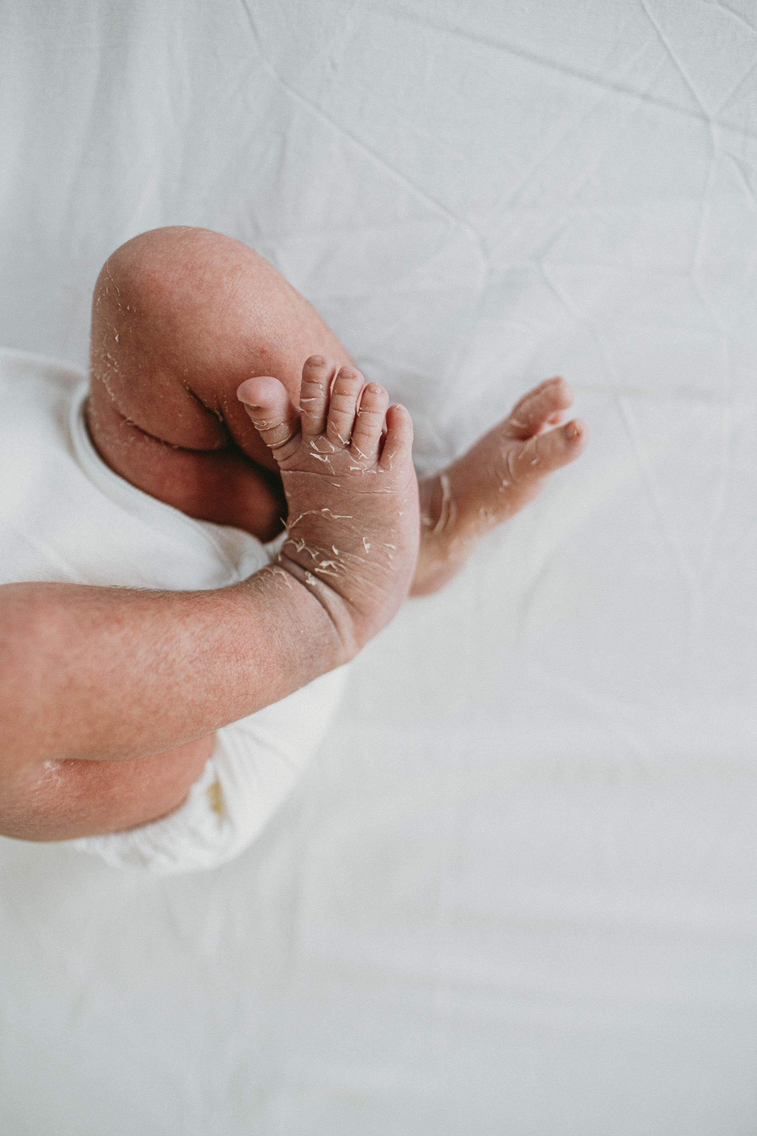 Tiny feet of a newborn during a photography session in Sydney & Northern Beaches, preserving precious details before they grow.