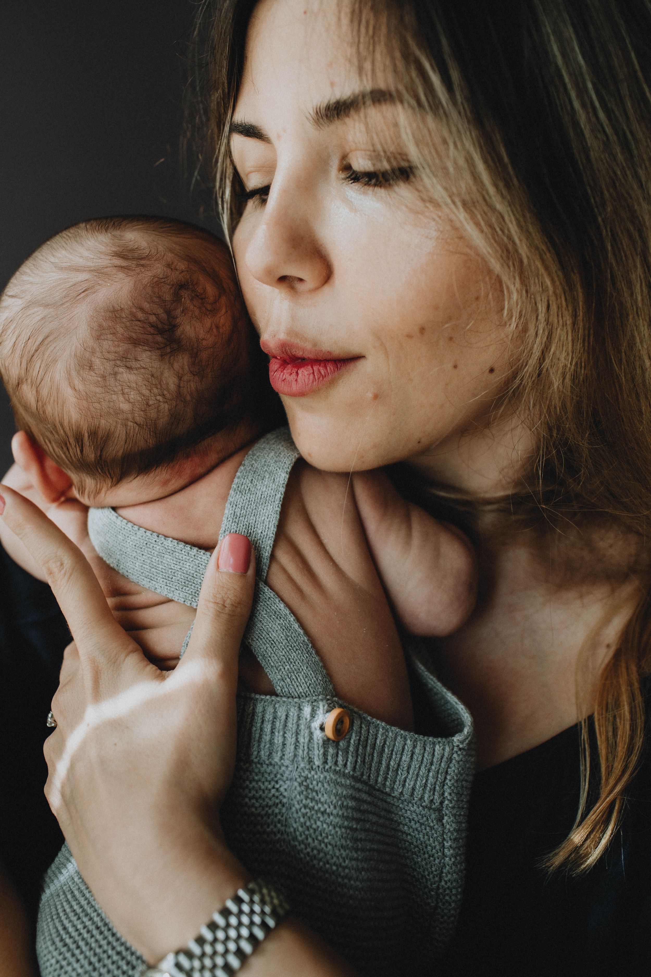 Tiny hands and feet of a newborn during a photography session in Sydney & Northern Beaches, preserving precious details before they grow.