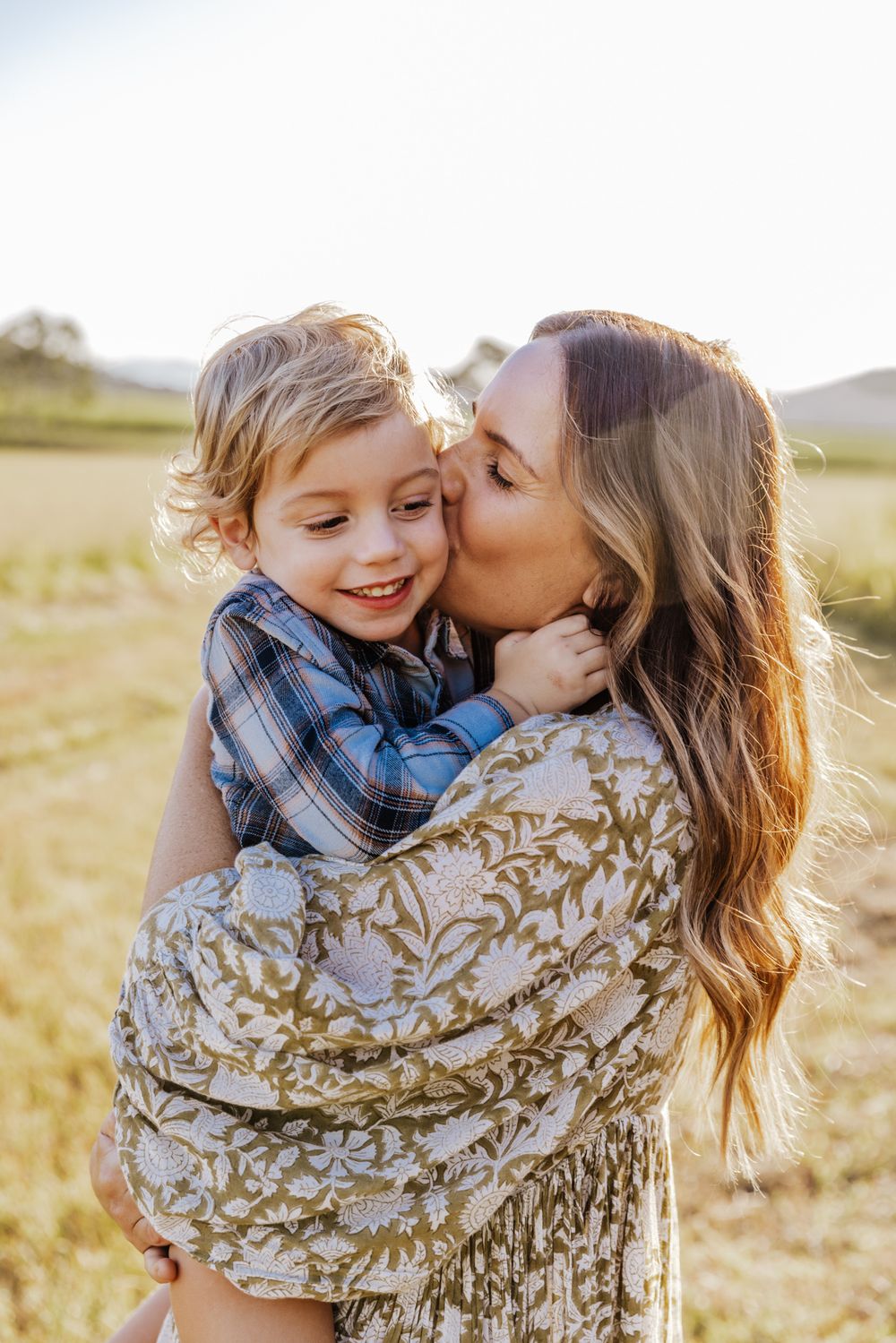 Airlie Beach Proserpine mackay Whitsundays family photographer photoshoot images big cuddles from mummy