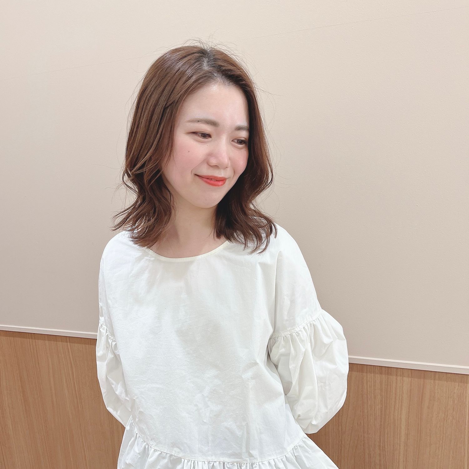 Young Asian woman with medium brown hair smiling, wearing white embroidered blouse indoors.
ウェディングプランナー
ハワイウェディング
ハワイ挙式