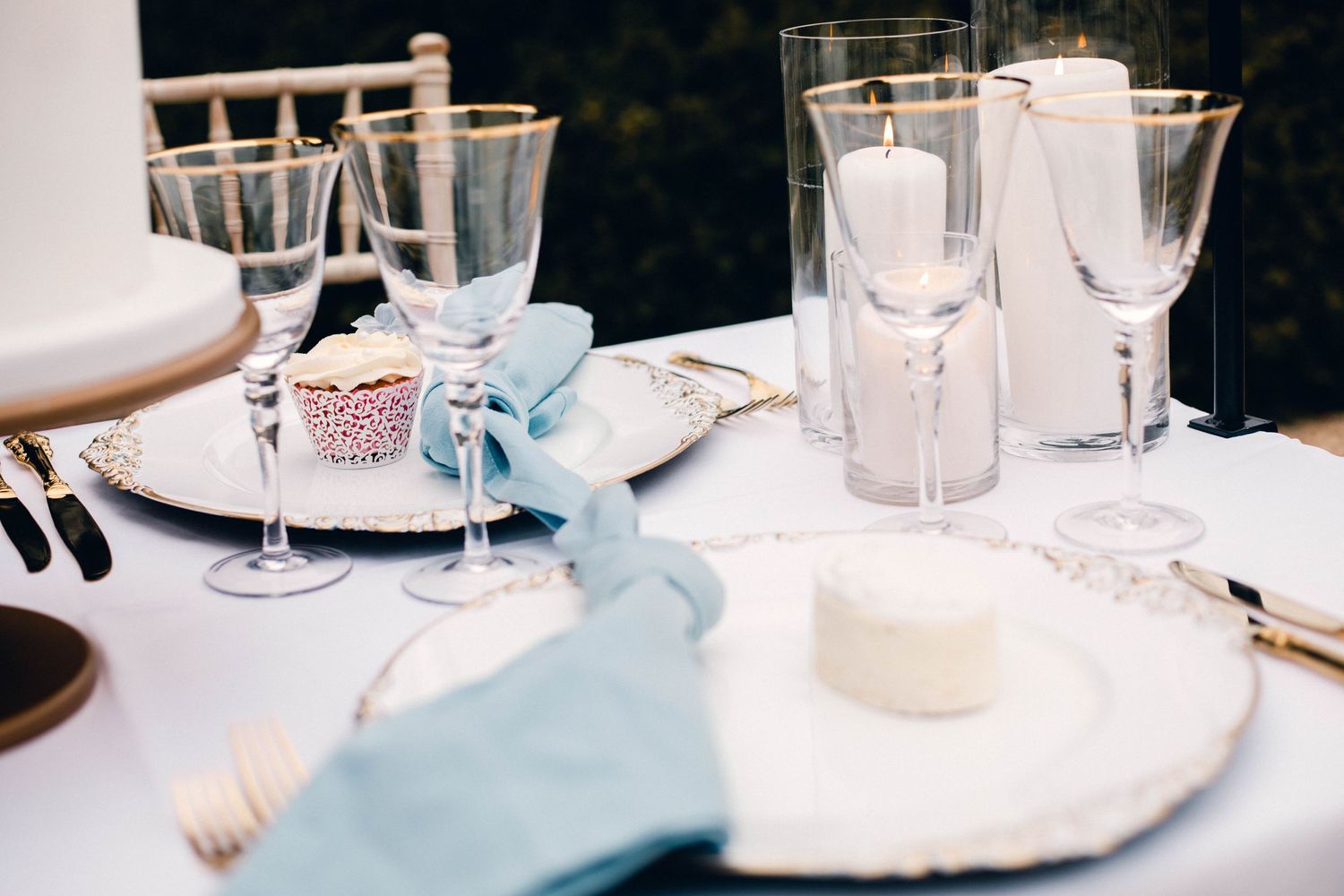 gold rim wine glasses blue details luxury french wedding