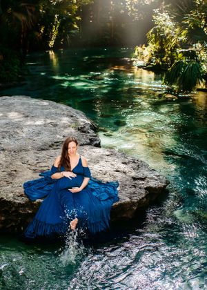 A pregnant Mom at a Spring in Orlando, FL for an outdoor maternity session.