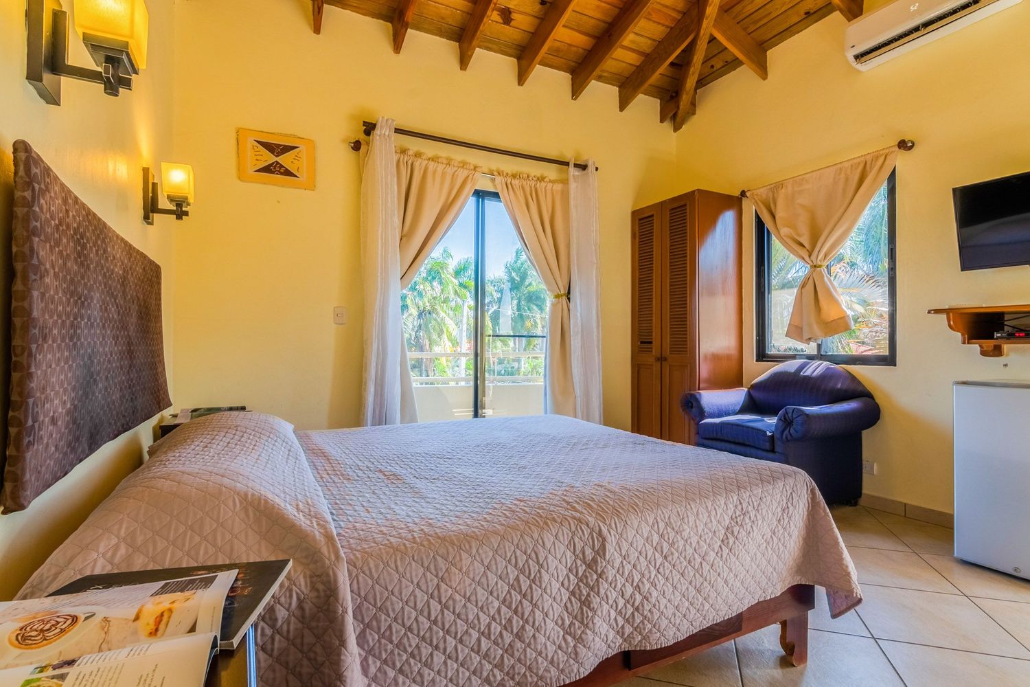stunning big room in best cheap hotel in sosua where you can bring girls from and have a great night with your chica