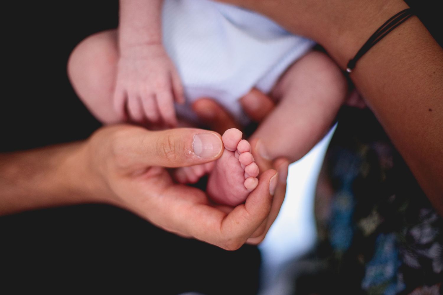 A photography from a 4h hours session during the first days of a newborn in his home
