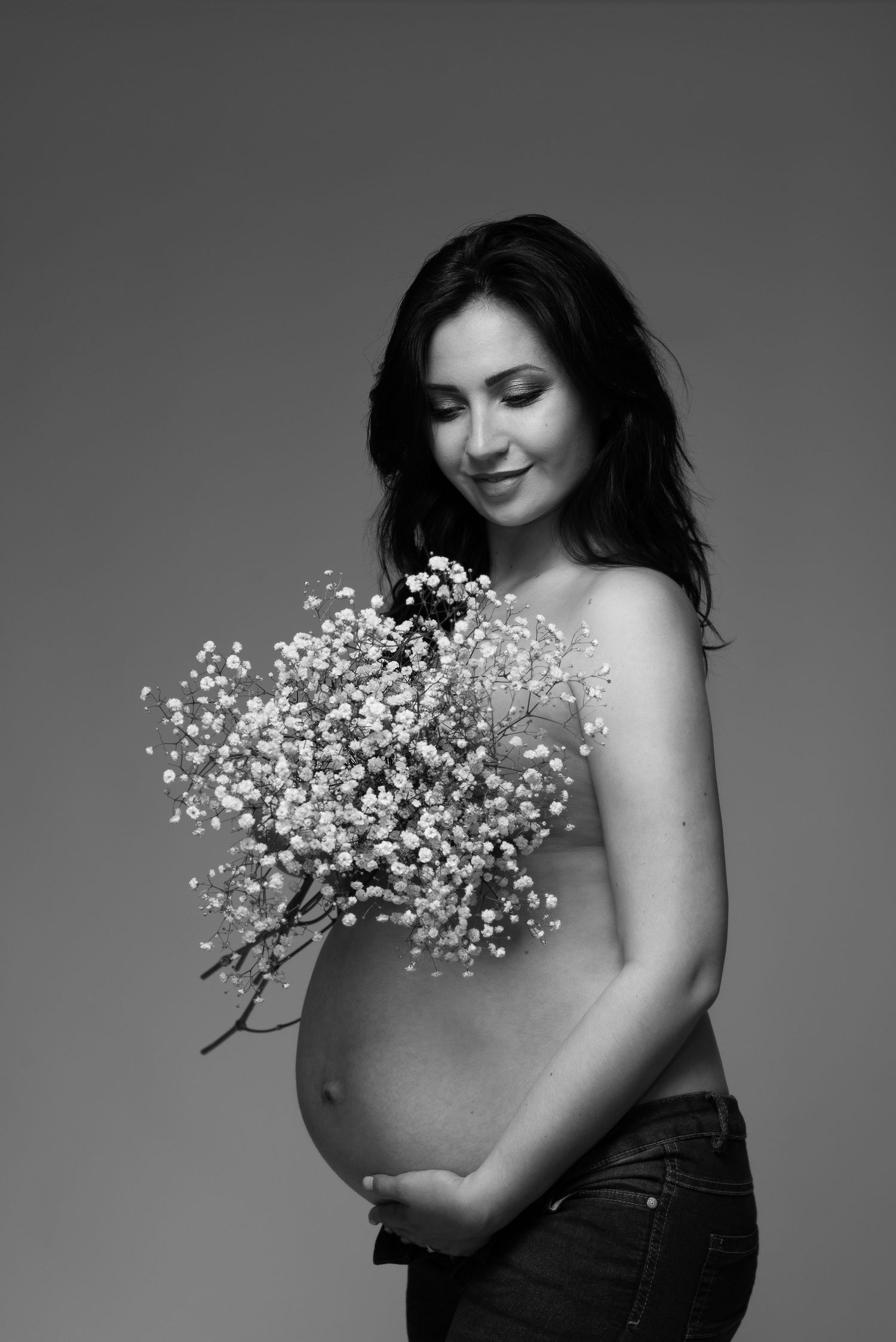 donna-maternità-fiori-jeans-studio-Sanremo