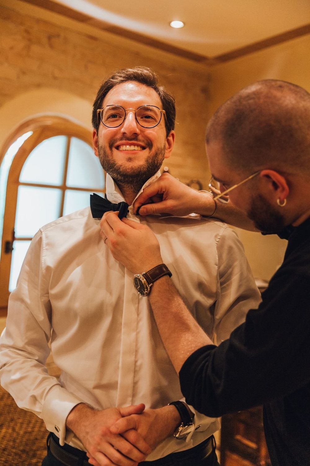 Bräutigam in Karlsruhe beim Binden seiner Fliege, eingefangen von einem professionellen Hochzeitsfotografen.