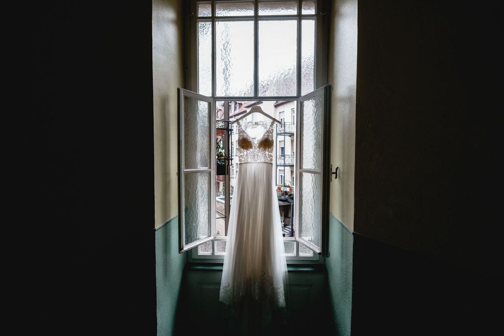 Nahaufnahme der Hochzeitsvorbereitungen, die die Liebe zum Detail zeigen.
