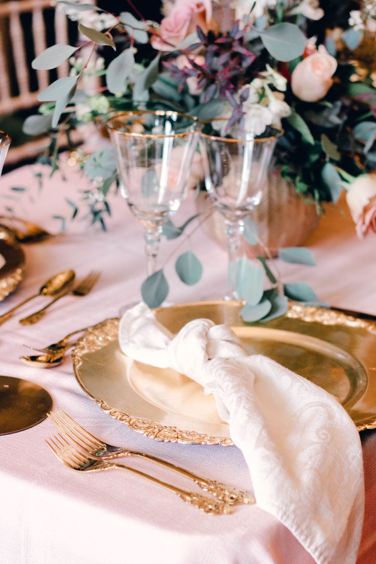 gold accents and pink details wedding reception tablescape romantic