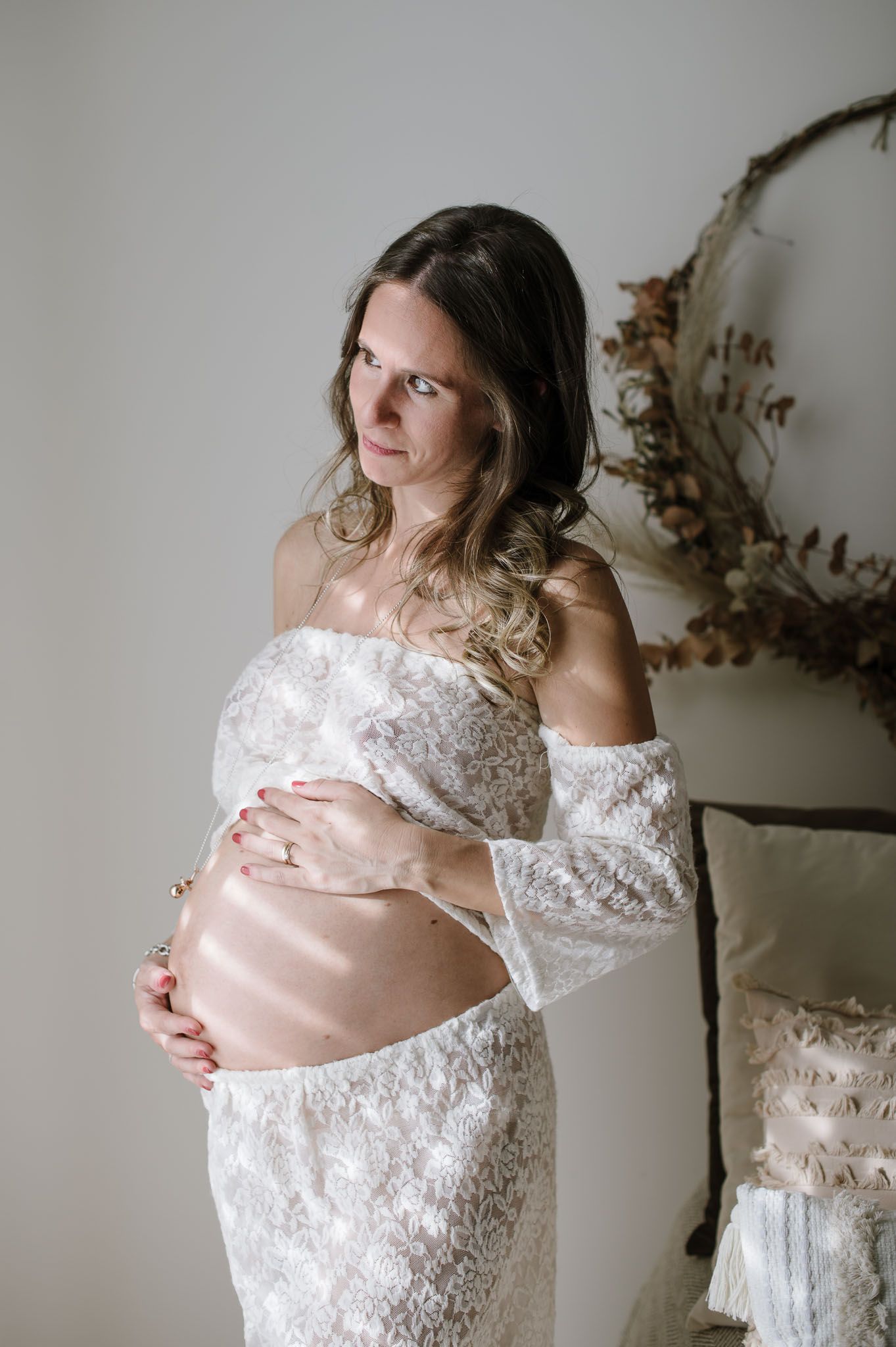 Fotografo Maternity, servizio fotografico in studio con abiti per servizio gravidanza