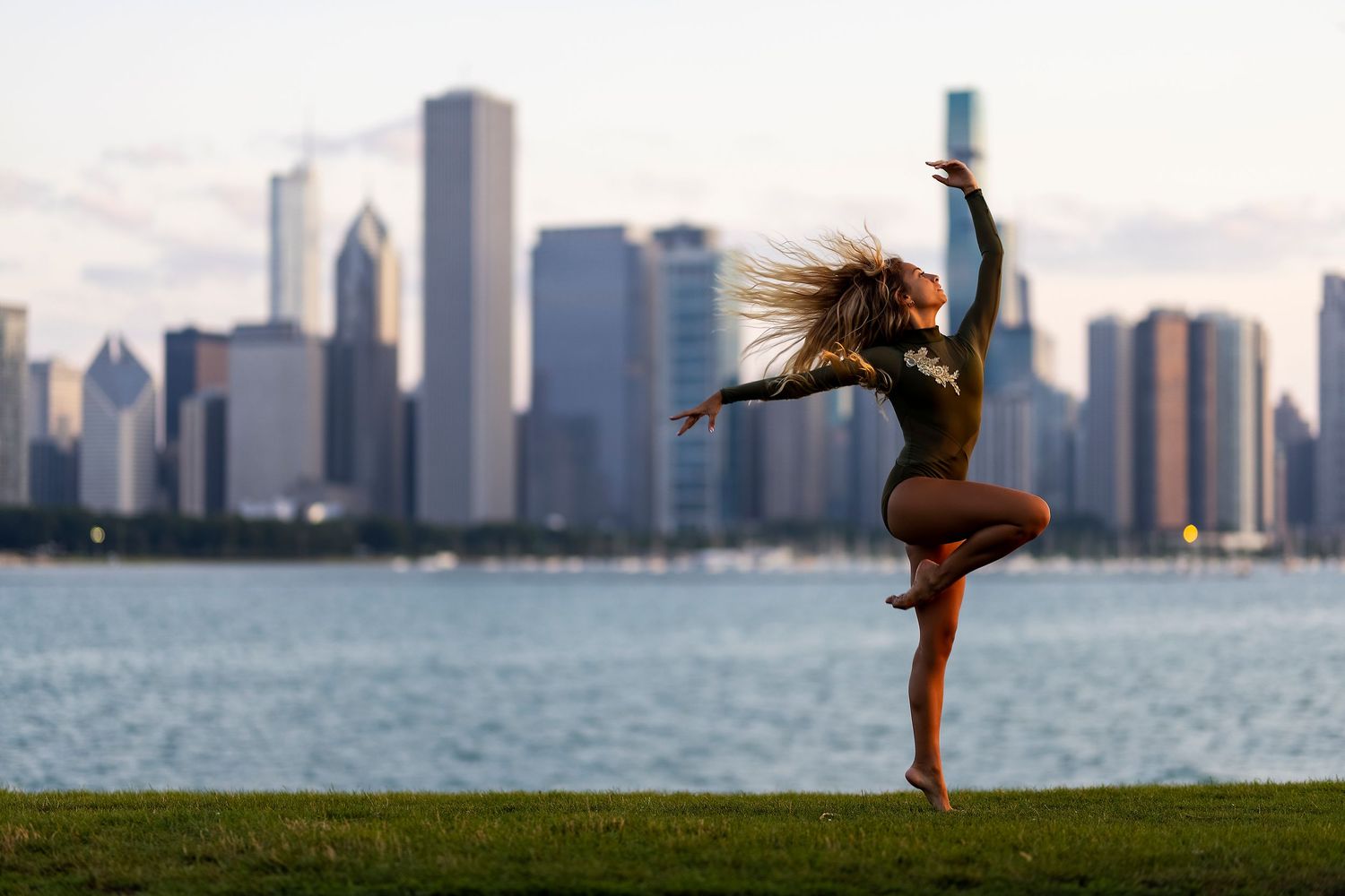 San Antonio Photographer Jason Carmony photographs dancer in Chicago skyline