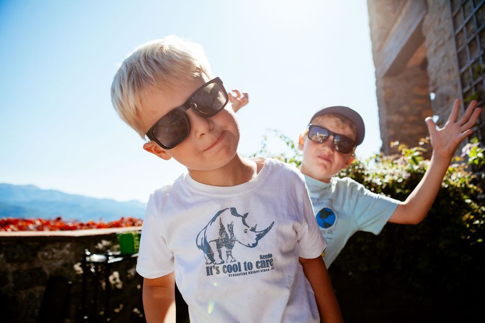 brothers hang out on holiday in Tuscany, family portrait photography