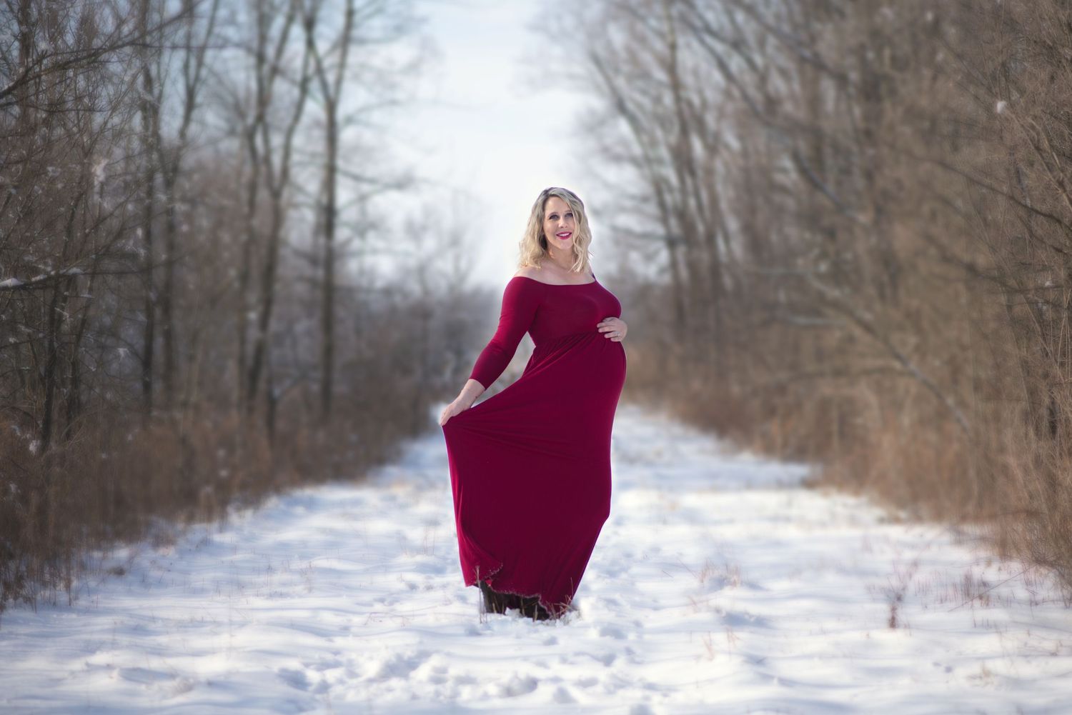 pregnant maternity photo portrait snow perspective beauty red