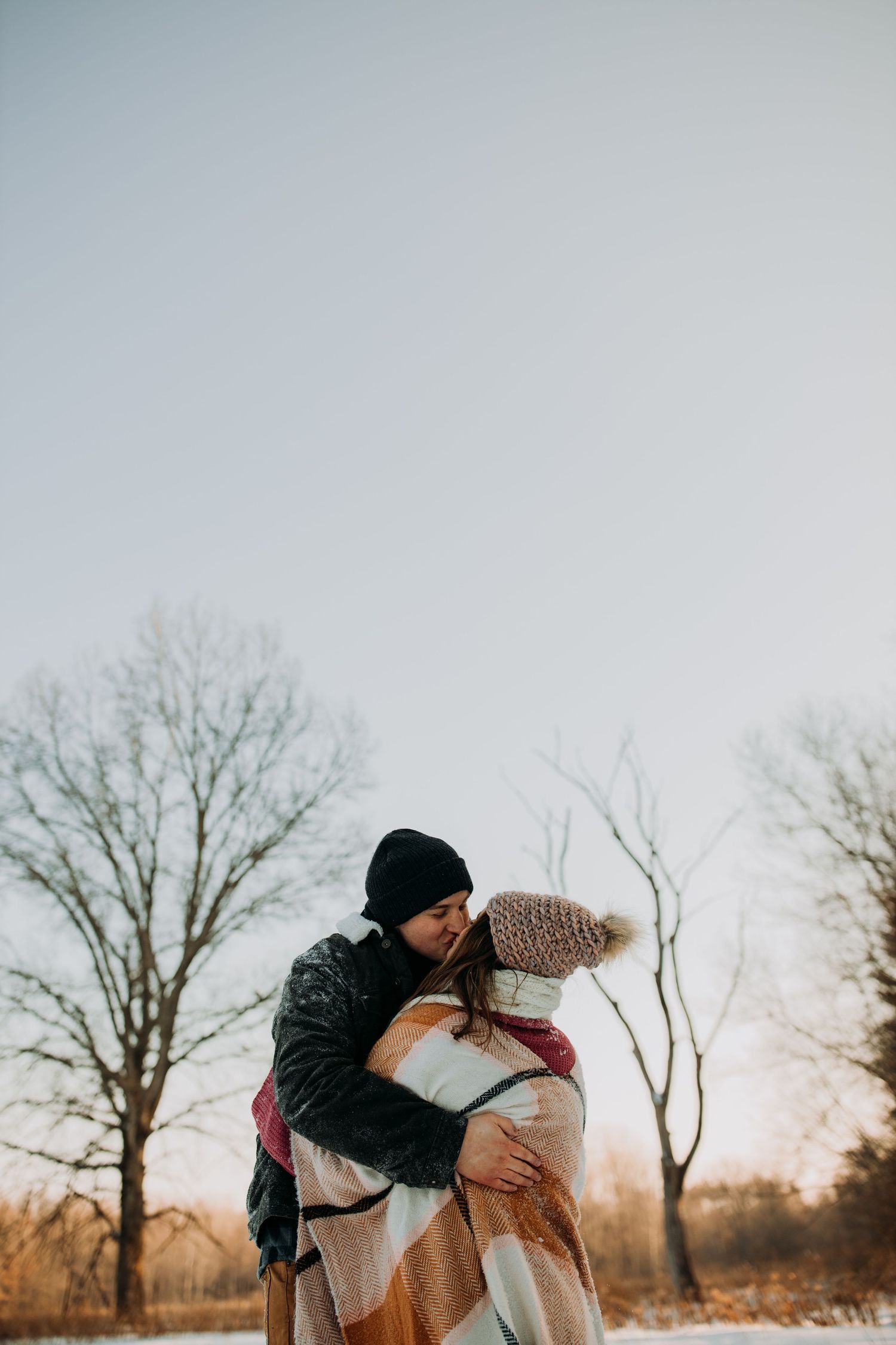Couple-kissing-snow