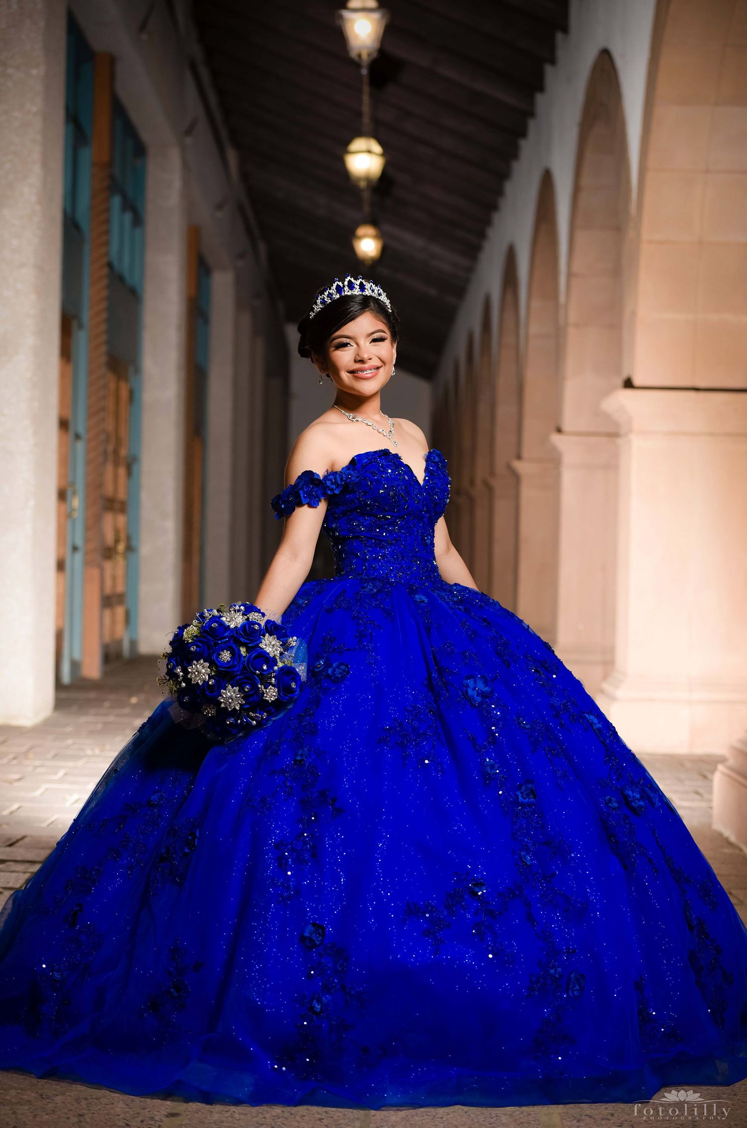 Fort Worth Texas quince photography of Emma in a blue quinceañera dress photographed by Fotolilly Photography at an elegant location